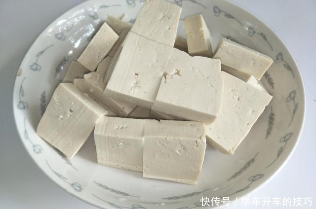 1块豆腐,2个青椒,简单烹饪,出锅豆腐软糯入味,天越冷越爱吃!