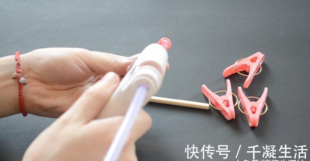 塑料夹子粘在筷子上, 放在卫生间有大用处, 解决了家家户户的烦恼