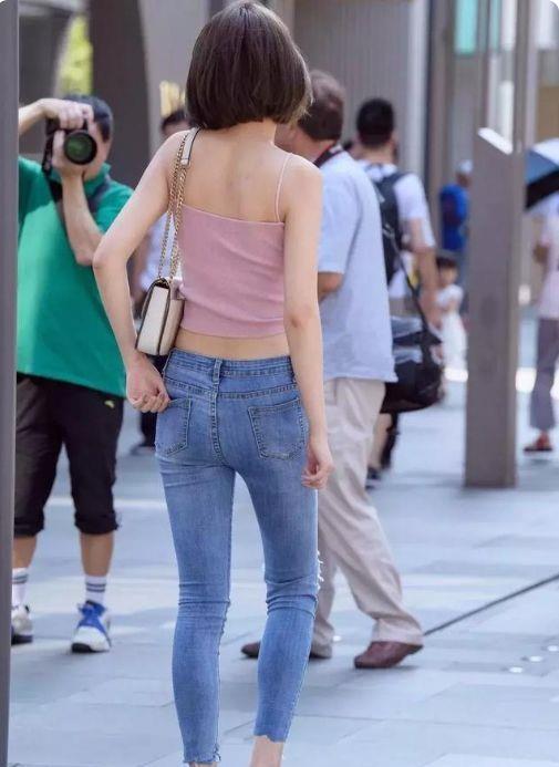 吊带裙|长款的灰色吊带裙，版型轻松随意，穿在身上更显洒脱感