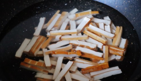 倒入|炒豆腐干时,直接下锅炒是不对的,多做这一步,炒出来柔嫩又入味