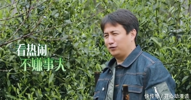 张艺兴 向往:张艺兴掏鸡蛋,差点被鸡啄,看他下意识嘟囔了啥?暴露修养