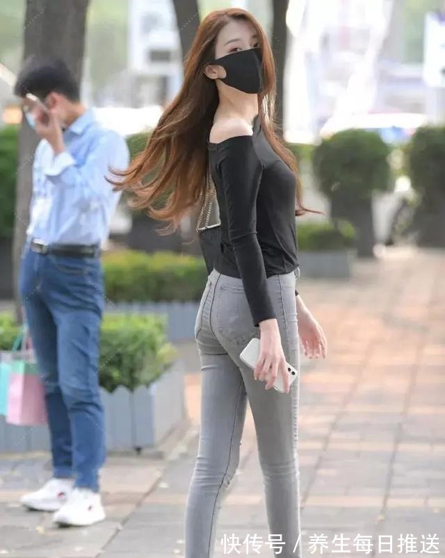 单肩包 灰色牛仔打底裤搭链条单肩包,打造个性的街头风,成熟干练的感觉!