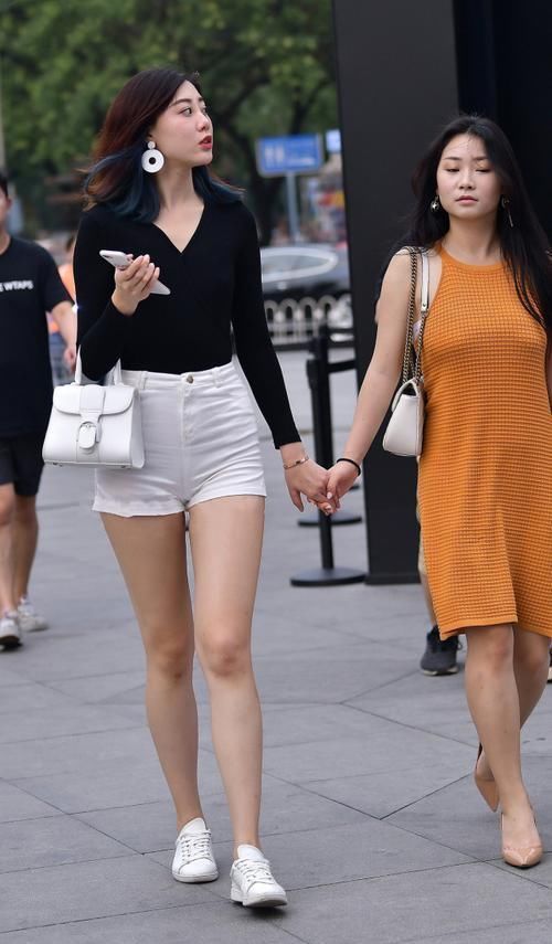 和闺蜜同行,时尚穿搭少不了,让气质更显靓丽自信