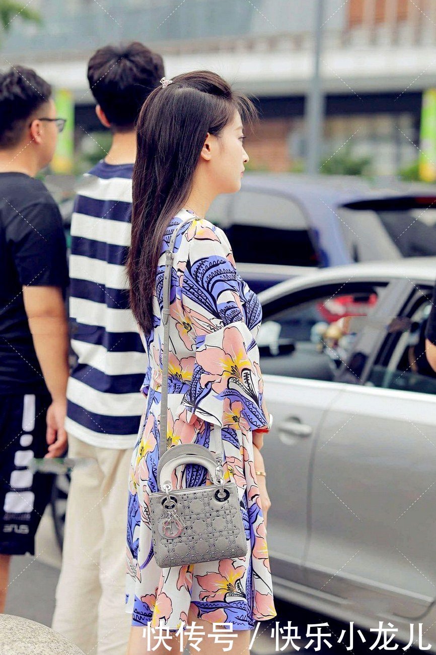 连衣裙穿搭也很美,贵气又显活力