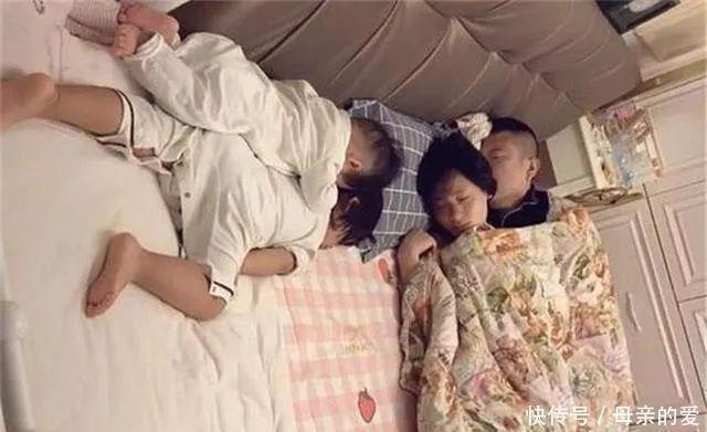 爸妈|一家四口睡姿火了,看的出来爸妈是真爱,两个孩子是意外