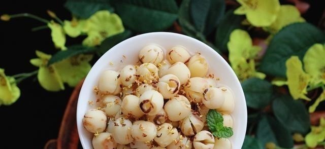 80岁奶奶吃了30年莲子,教我正确做法,不煲汤不煮粥,做法很简单!