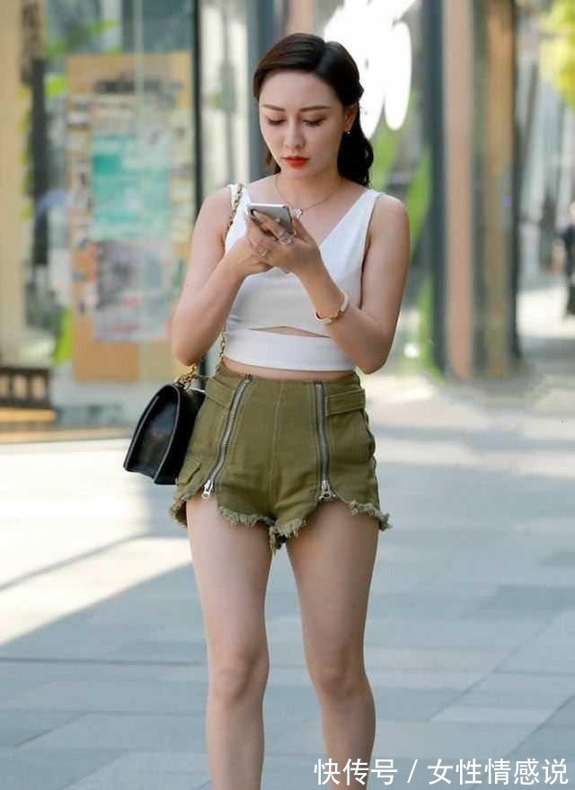 美丽 清新的美人,气质优雅,简单的穿着,美丽而出众!