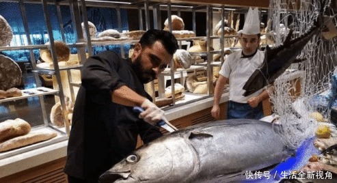 摆地摊|迪拜土豪们逛的菜市场鲨鱼摆地摊,满地都是帝王蟹大龙虾!