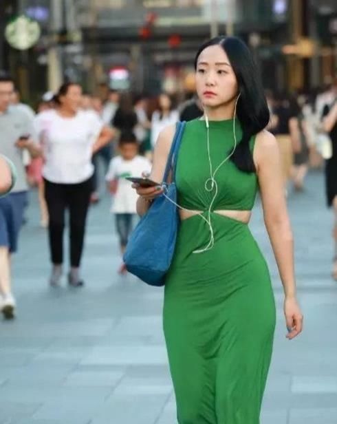 街拍新的流行“绿油油”的连衣裙,硬生生把少女穿成“阿姨”