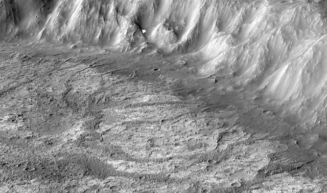 研究人员发现令人费解的位于火星火山口内部的湖泊系统