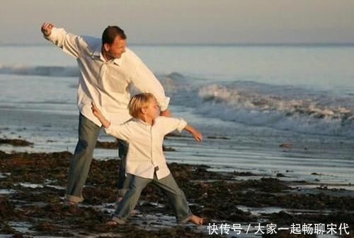 妈妈|妈妈出门逛街,爸爸在家独自看娃,回到家后的一幕让宝妈笑喷