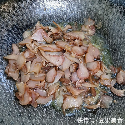 简单快手又下饭的韭花炒腊鸡肉,吃起来那叫一个香