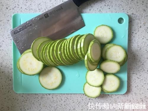 西葫芦|香喷喷的韩式香煎西葫芦,简单易操作,10分钟就搞定了