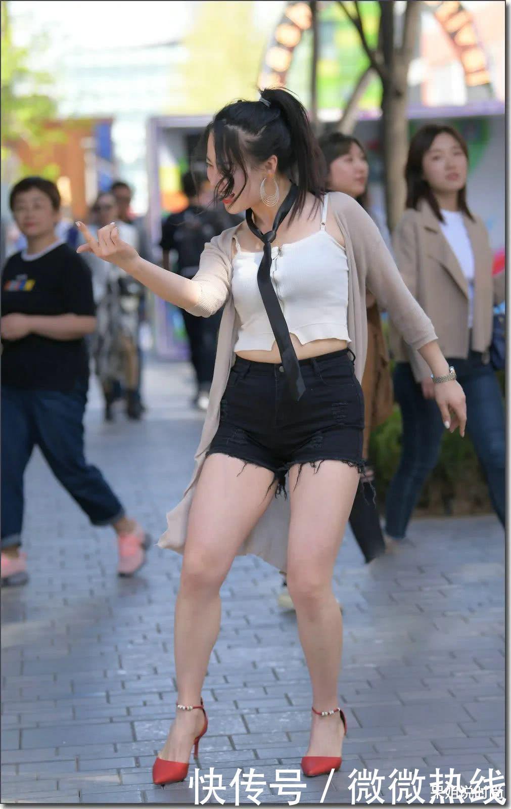 时髦的穿着让“丰腴动感”的大姐姐,在街头“翩翩起舞”