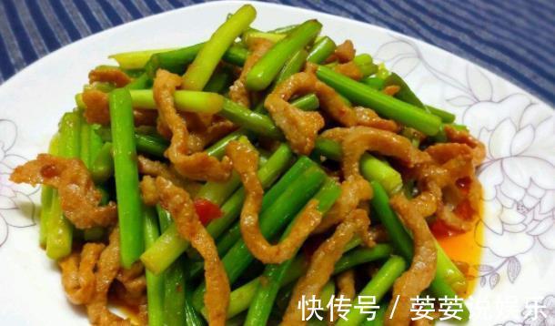 炒蒜苔时,千万要先焯水,多加“这1步”,蒜苔又脆又香,特美味