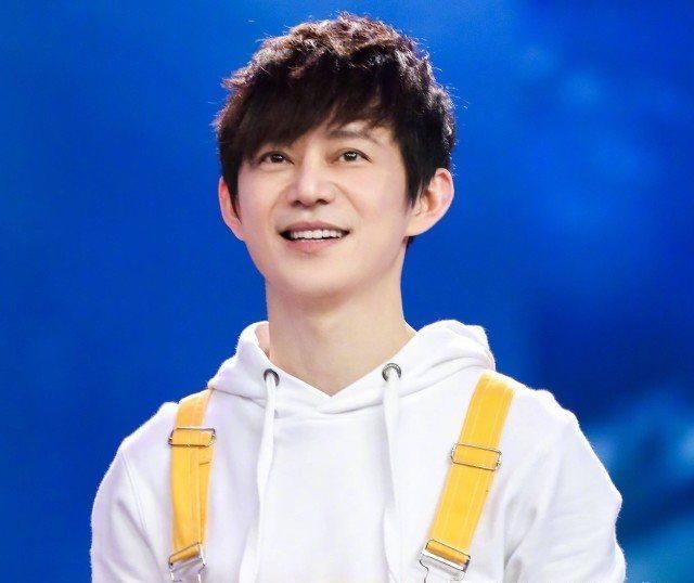 何炅吃力不讨好的帮她,她转头就向导演示好何老师的真心不值钱