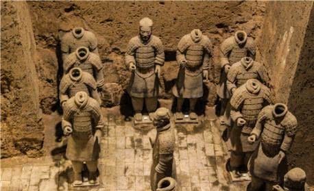  奴隶主|秦始皇的兵马俑里都是真人？一尊裂开的兵马俑，解开千古谜团