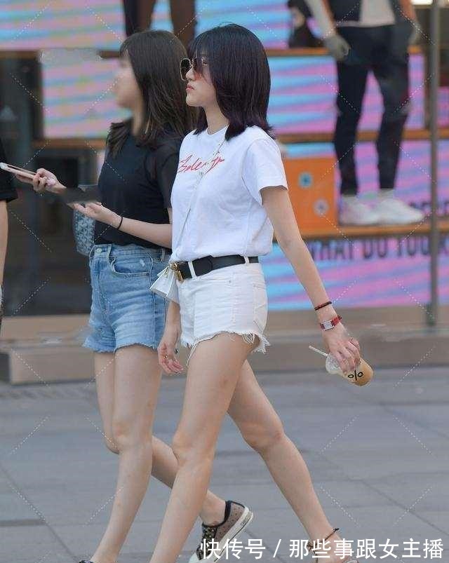 小个子 咖色罗马凉鞋搭白色短裤,完美突显身材特点,轻松随意又自信!