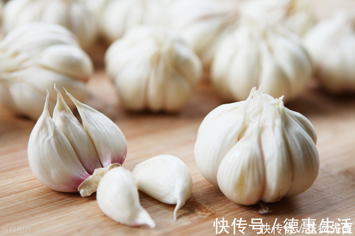 把1斤大蒜,往油锅里一扔,金黄酥脆又好吃,拌面煮汤太香了