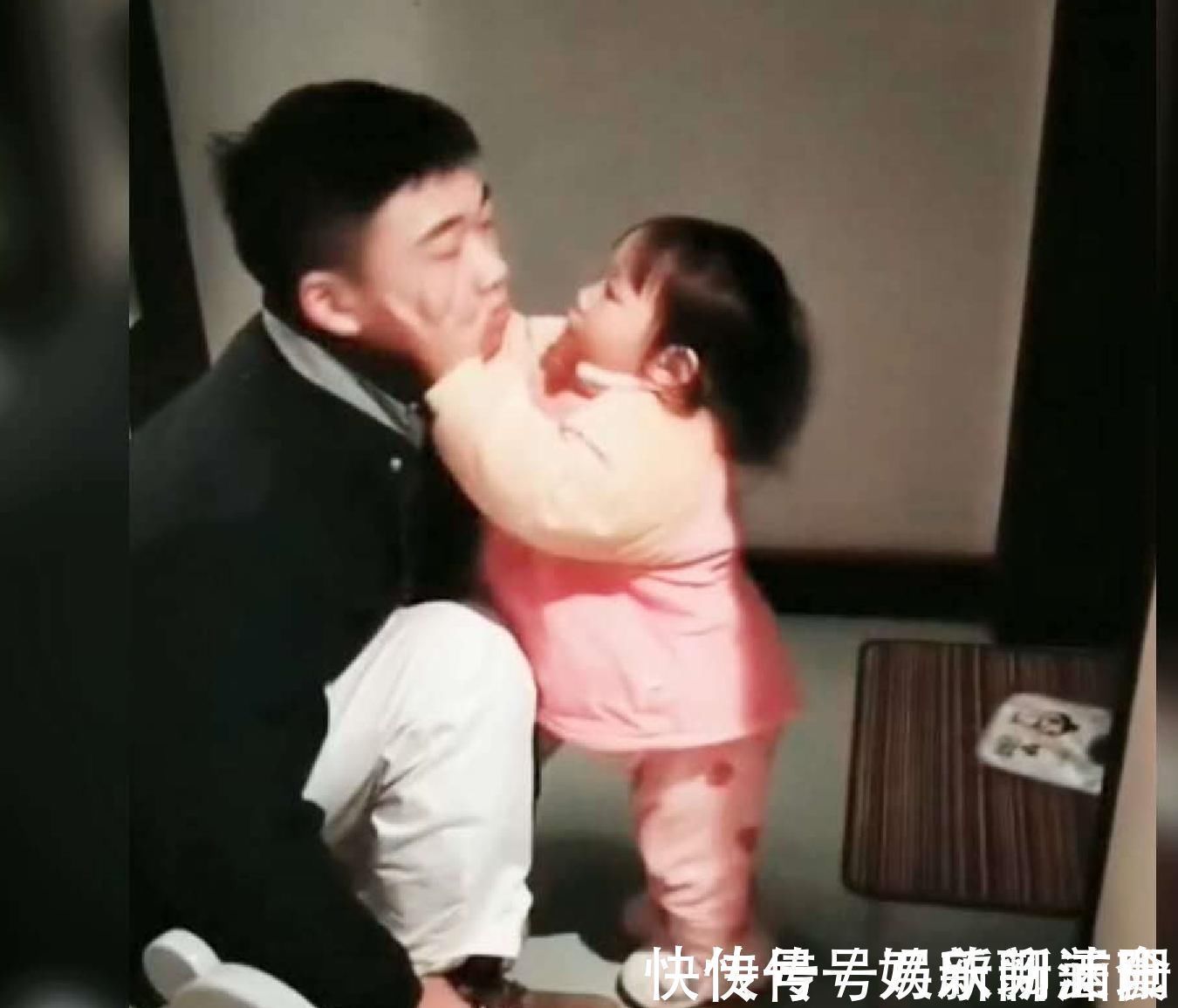 萌宝|爸爸一回家萌宝就开启“狗啃”模式,女儿不愧是爸爸的小情人
