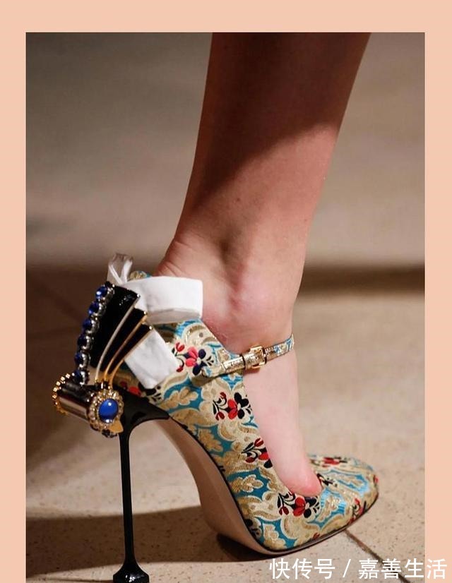 穿搭 想显高不一定要穿“恨天高”，这4款鞋子更好穿，特适合矮个女孩！