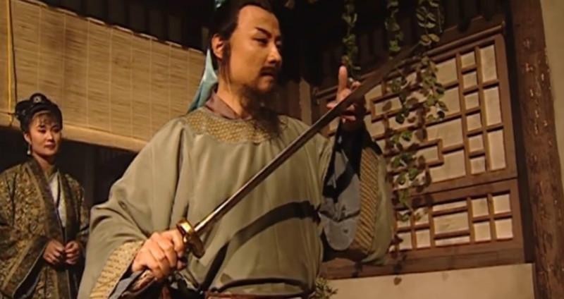  两银子兑换|林冲买刀令鲁智深吃惊：我拔出来的大树，在他们手里就是小香葱？