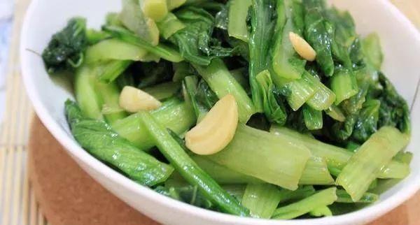 打滚清炒小白菜
![厨房新手轻松掌握的20道快手菜,做法简单,快捷省事,学起来吧