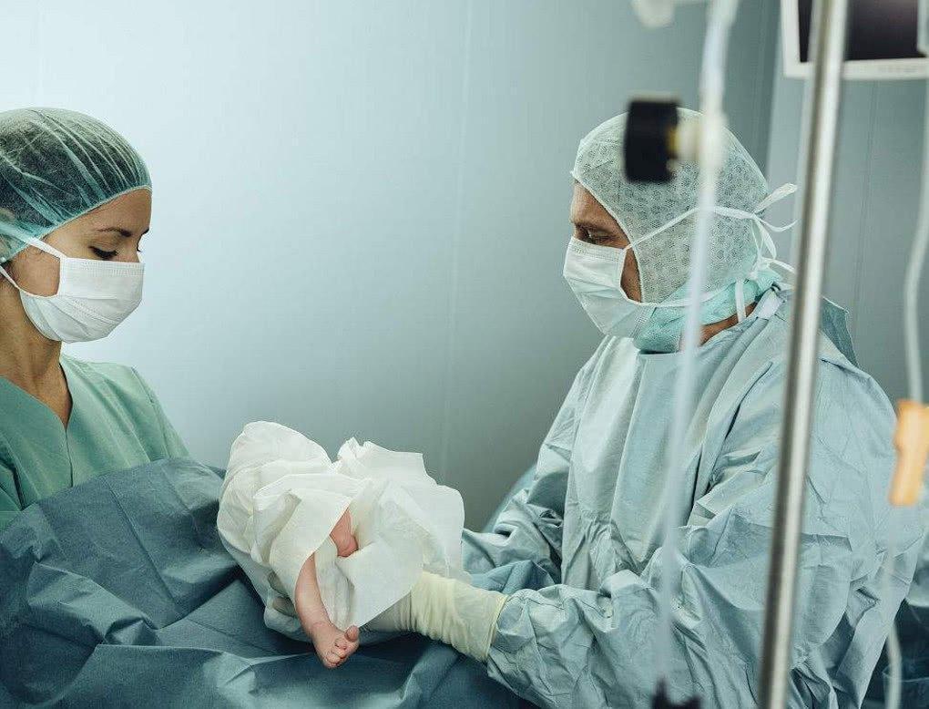 剖宫产|剖宫产缝合一共有七层,过程不比顺产简单,产妇实在太辛苦!