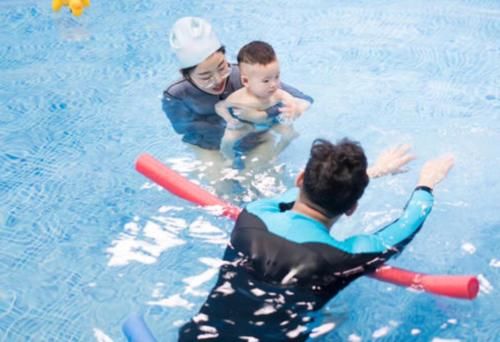 身体发育|婴幼儿游泳不是为了学游泳，但能更快学会游泳