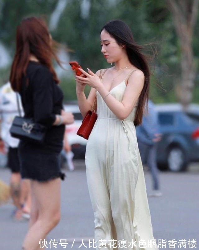 浅色|浅色宽松长裙搭配时尚凉拖,清纯灵动,飘逸美丽