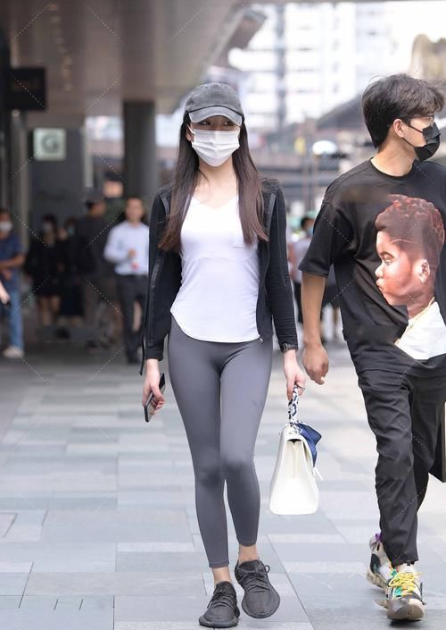 灰色|一身休闲穿搭，搭配灰色鸭舌帽彰显风采，时尚有活力