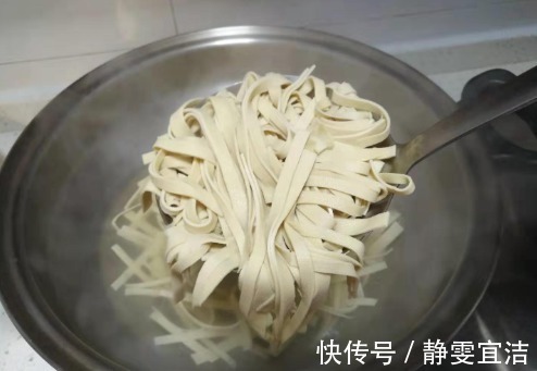 一到冬天,就馋这道菜,10块钱煮一锅,喷香下饭,特舒服