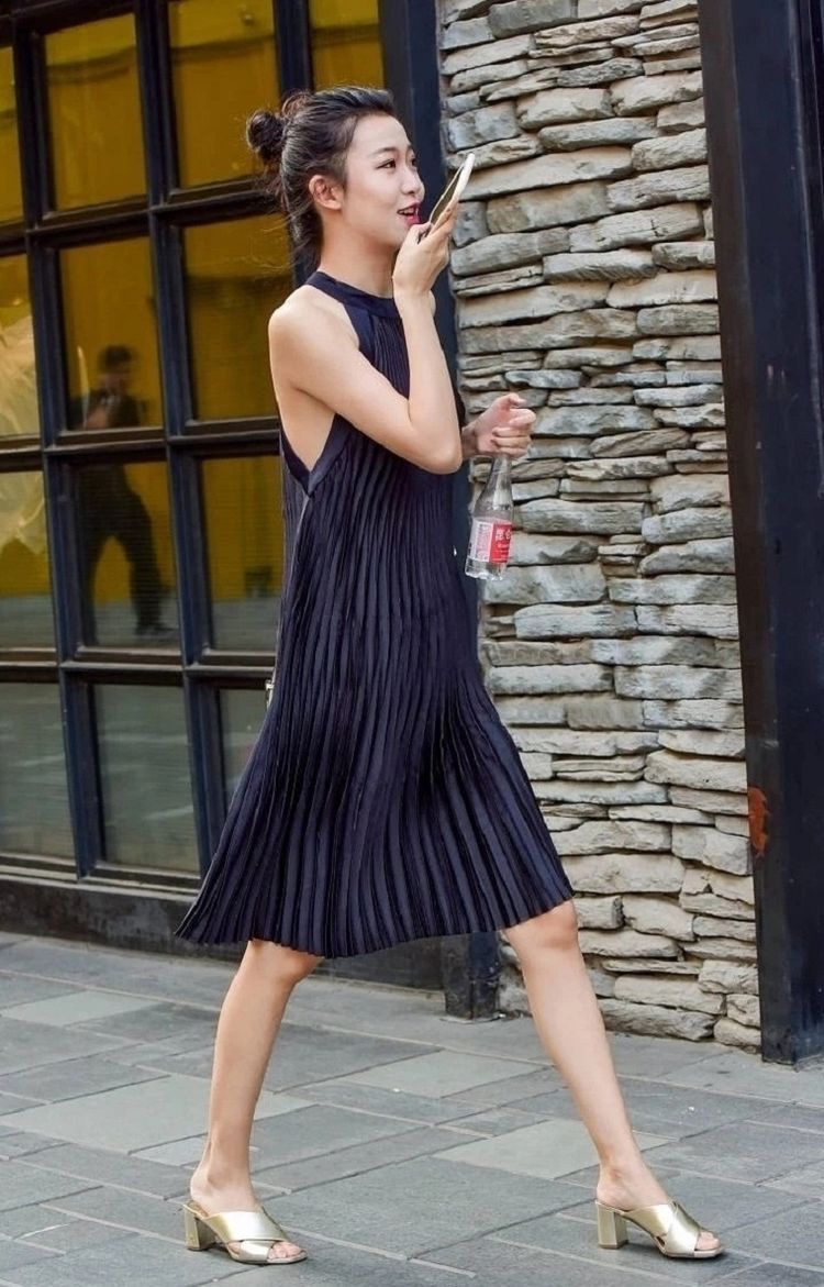 飘逸|街拍:飘逸无袖百褶长裙搭配,穿出呼之欲出的优雅感!