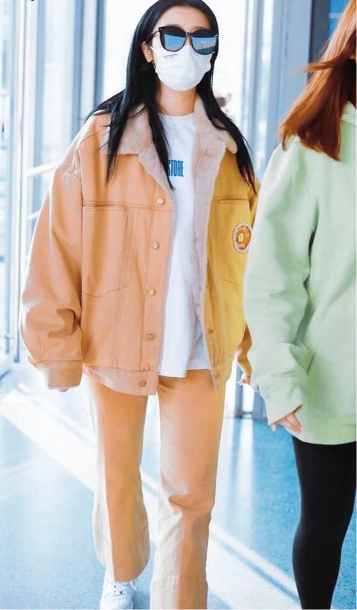 耐看|同色系穿搭好高级!穿灰色风衣配阔腿裤,简约搭配超耐看