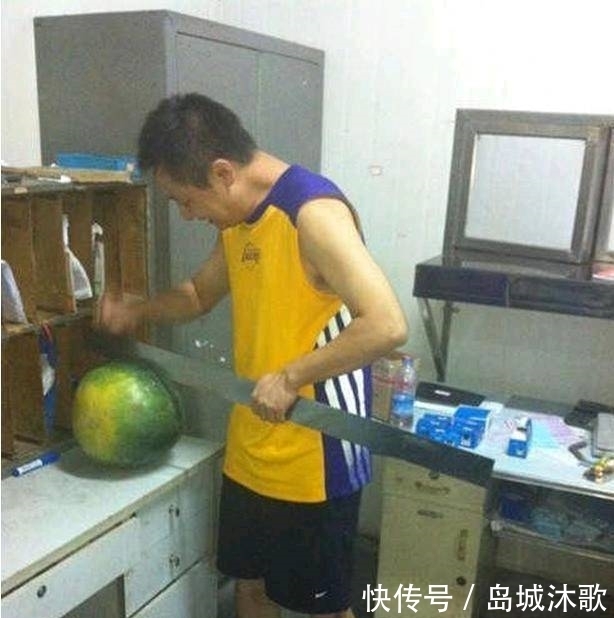 |搞笑图片幽默段子笑话:兄弟你家里没有菜刀么,用钢尺来切西瓜?