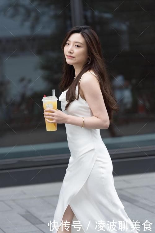 丝绸|街拍:温婉儒雅的女生,喜欢白色丝绸长裙,飘逸自然