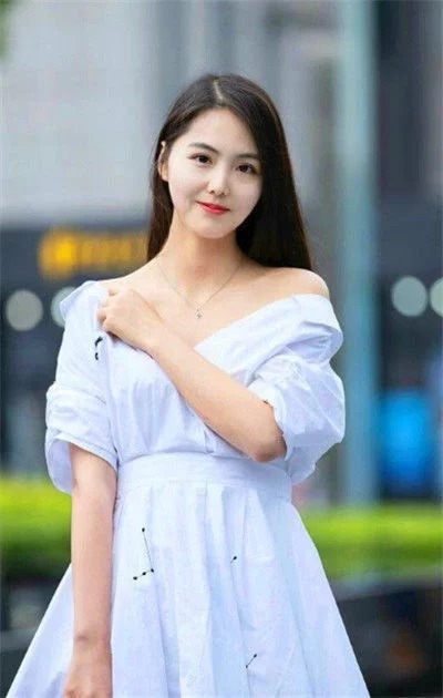 街拍：长相甜美的美女，穿黑色超短牛仔裤，打造出不一样的时尚美