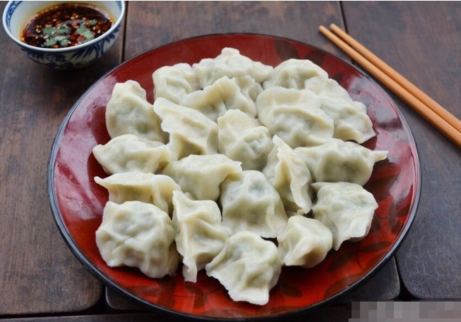 拌饺子馅，很多人不懂先放盐还是先放油，难怪饺子不好吃！