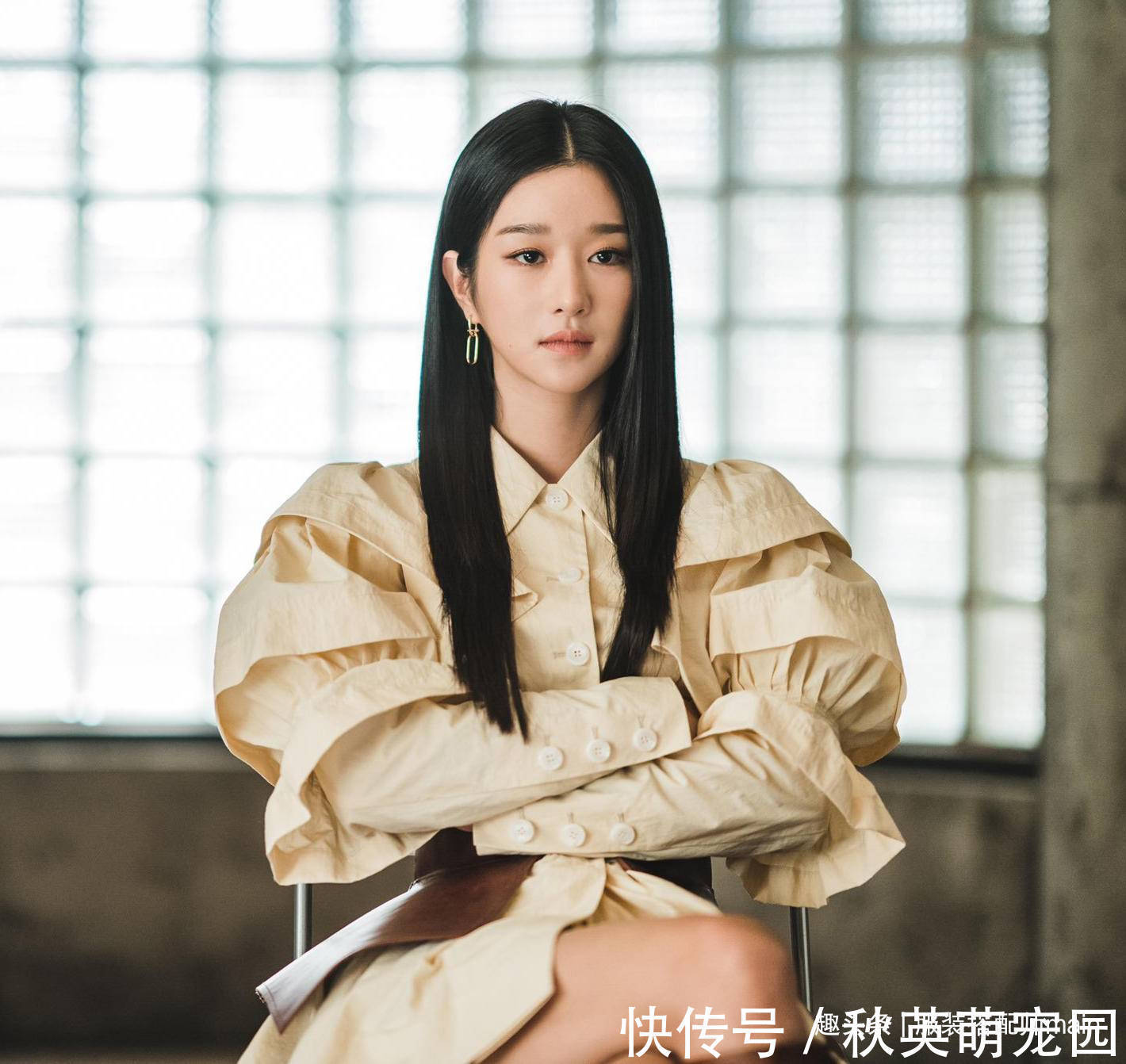 弧度|女人别再留披肩发了,很显老!今年流行这6款卷发,减龄显脸小