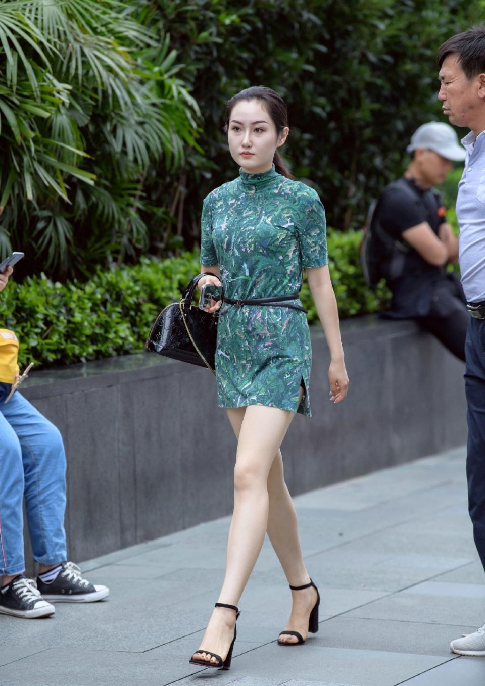 小姐姐|碎花直筒裙,中领的设计非常显气质,轻松打造出靓丽减龄的美