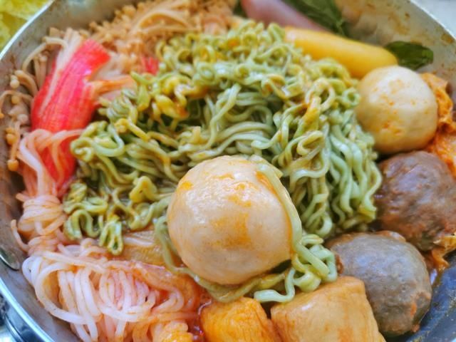 10分钟做一锅懒人部队火锅，不用等无油烟，太适合冬天吃了