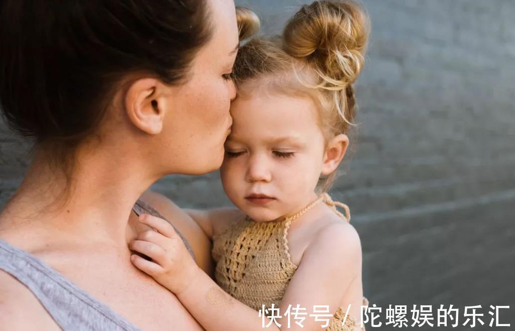 行为|孩子的快乐都在伪装,有这几种行为,说明他内心很难受