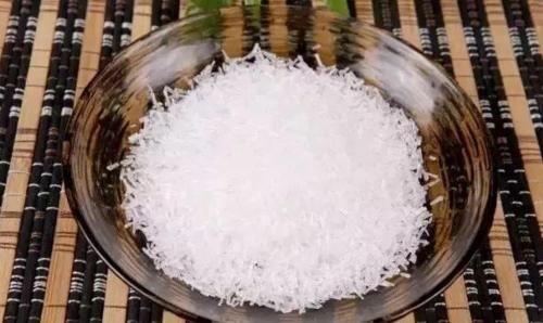 味精和鸡精都能提鲜，吃哪个更健康？不少人误解了，建议看看