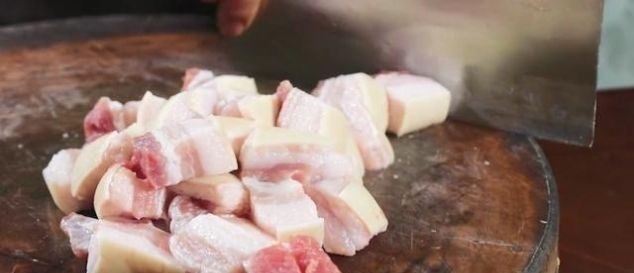 把五花肉扔进电饭锅，不加一滴水，出锅后一大锅都不够吃，太香了