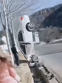 |搞笑车祸Gif:大难临头各自飞!这车头不讲义气啊