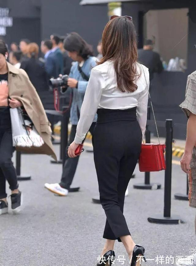 高腰|白斜肩高腰吊带上衣,搭配紧身牛仔裤,露出腰线对身材很自信