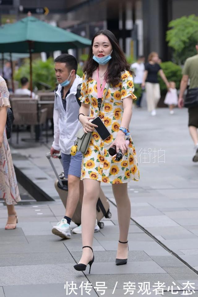 街拍美女的制服穿搭,优雅大方,彰显女性魅力!