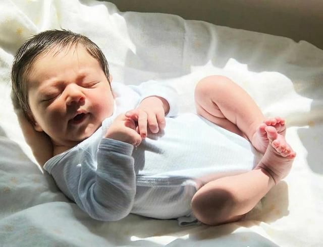 想法|新生儿“投降式”睡姿，需要纠正吗？知道原因后，我改变了想法