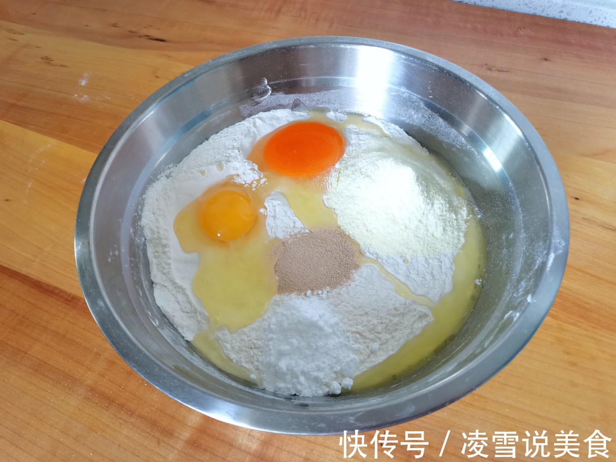 面包换个吃法，出锅太解馋了，让我想起了小时候吃过的面包味道