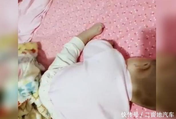 睡眠时间|爸爸哄娃一小时以为他睡着了，妈妈回来看见这样一幕，网友亲爹